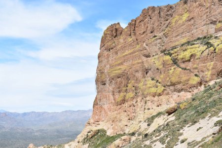 Foto de Cliff empinado en Picketpost Mountain en Arizona. Foto de alta calidad - Imagen libre de derechos