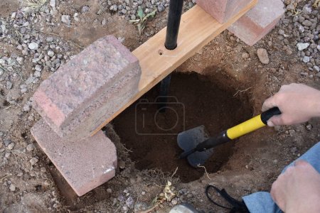 Téléchargez les photos : Installation d'une nouvelle boîte aux lettres, Digging, Residential Street, Arizona Suburb. Photo de haute qualité - en image libre de droit