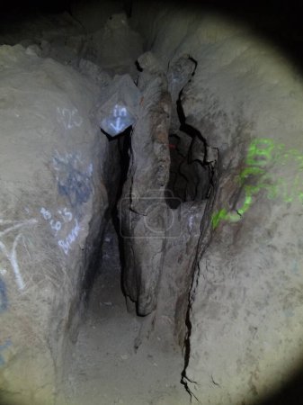 Foto de Exploring Underground in Peppersauce Cave, near Oracle, Exploring Arizona . Foto de alta calidad - Imagen libre de derechos