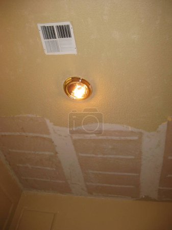 Téléchargez les photos : Enlever la texture du maïs soufflé d'un plafond, remodeler une maison. Photo de haute qualité - en image libre de droit