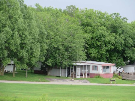 Téléchargez les photos : Summer in Southeastern Wisconsin, Trailer Park with Big Trees. Photo de haute qualité - en image libre de droit