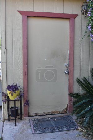 Foto de Daños por agua en la puerta de madera del garaje. Foto de alta calidad - Imagen libre de derechos