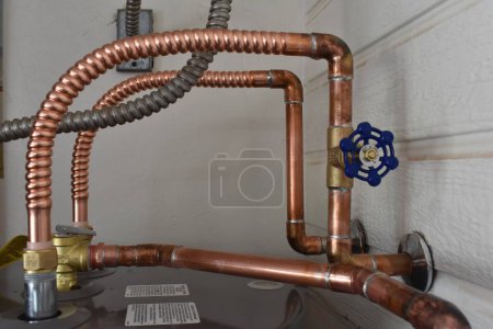 Foto de Líneas de suministro de calentador de agua de cobre flexible recién instalado y válvula de agua fría. Foto de alta calidad - Imagen libre de derechos