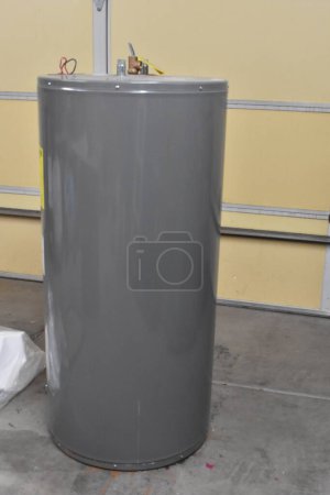 Foto de Antiguo calentador de agua sentado en el suelo del garaje. Foto de alta calidad - Imagen libre de derechos