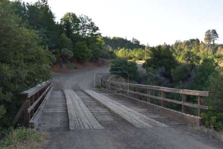 Foto de Old Wooden One Lane Bridge sobre Montgomery Creek Falls en el norte de California. Foto de alta calidad - Imagen libre de derechos