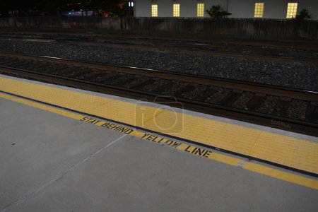 Foto de Redding, Estación de tren de California Plataforma por la noche, Línea de seguridad. Foto de alta calidad - Imagen libre de derechos