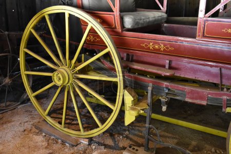 Téléchargez les photos : Antique Carriage in Barn at Shasta State Historic Park near Redding, California . Photo de haute qualité - en image libre de droit