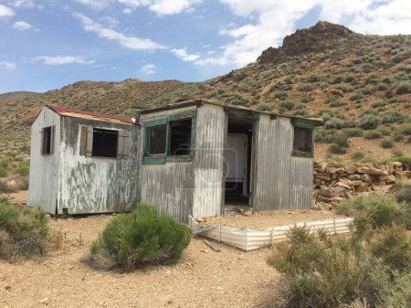 Téléchargez les photos : Abandon de la cabane minière dans le désert, Death Valley en Californie. Trouvé au camp Aguereberry. Photo de haute qualité. - en image libre de droit
