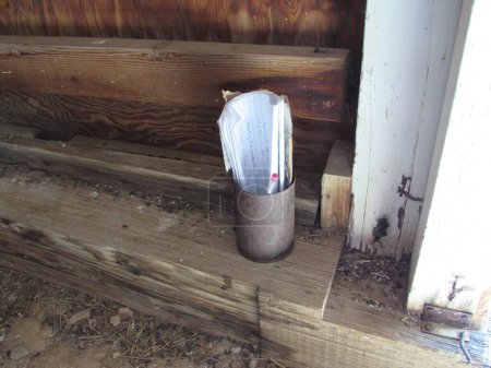 Téléchargez les photos : Papier enroulé en boîte de conserve dans le coin de la cabine des mineurs abandonnés. Photo de haute qualité - en image libre de droit