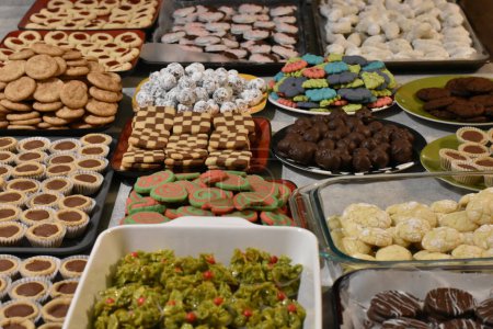 Téléchargez les photos : De nombreuses assiettes de biscuits de Noël frais cuits au four. Photo de haute qualité - en image libre de droit