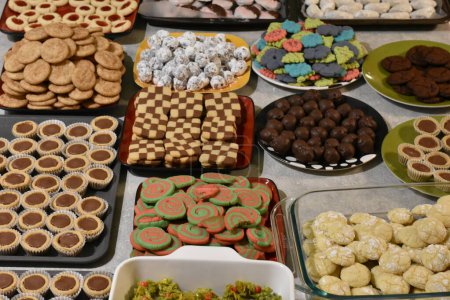 Téléchargez les photos : Variété de biscuits de Noël frais cuits au four réels faits maison sur des assiettes. Photo de haute qualité - en image libre de droit