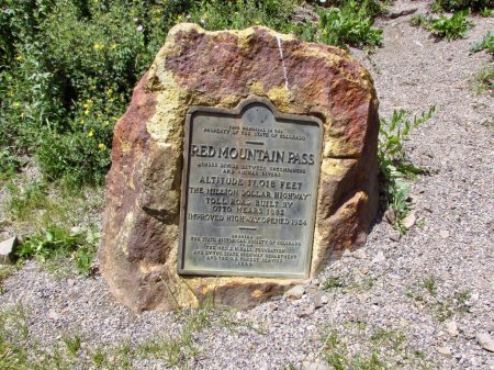Téléchargez les photos : Red Mountain Pass Elevation 11018 ft Panneau sur le rocher dans le Colorado. Photo de haute qualité - en image libre de droit