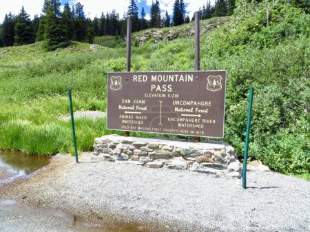 Téléchargez les photos : Red Mountain Pass Elevation 11018 ft Panneau dans le Colorado. Photo de haute qualité - en image libre de droit