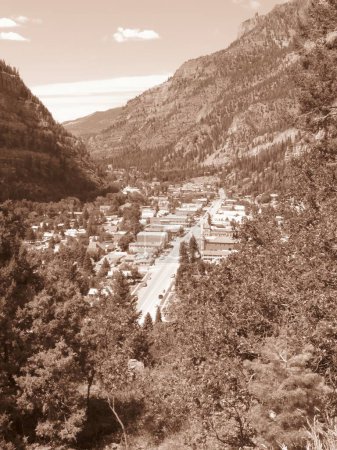 Téléchargez les photos : Ouray Colorado de Surplomber le col Red Mountain, belle vue sur la petite ville minière historique. Photo de haute qualité - en image libre de droit
