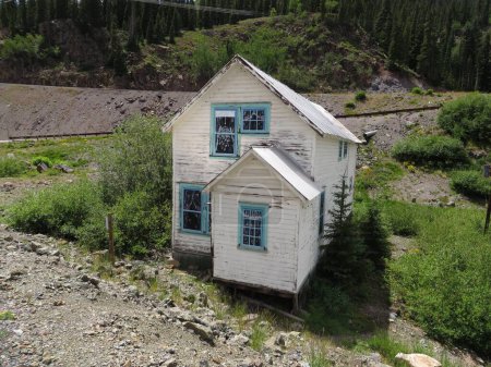 Téléchargez les photos : Ancienne maison abandonnée près d'Ouray Colorado. District minier historique. Photo de haute qualité - en image libre de droit