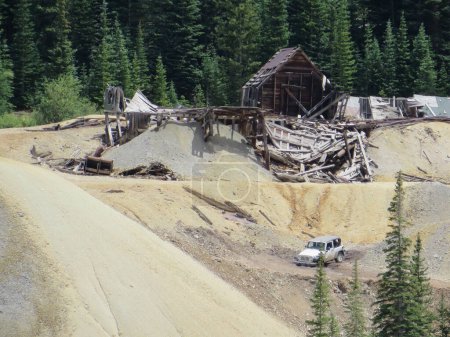 Téléchargez les photos : Ruines minières historiques dans le district de Red Mountain près de Ouray Colorado. Photo de haute qualité - en image libre de droit