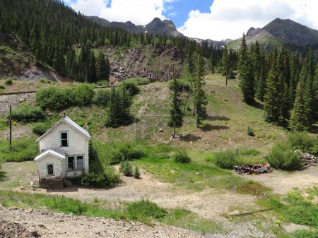 Téléchargez les photos : Ancienne maison abandonnée près d'Ouray Colorado. District minier historique. Photo de haute qualité - en image libre de droit