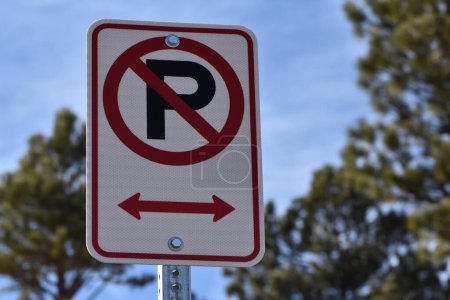 Kein Parkschild mit Pfeilen auf der Colorado Street. Hochwertiges Foto