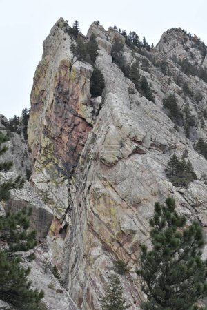 Téléchargez les photos : Terrain extrême, falaises rocheuses escarpées, destination d'escalade populaire, randonnée sur le sentier Fowler près de Boulder, Colorado. Photo de haute qualité - en image libre de droit