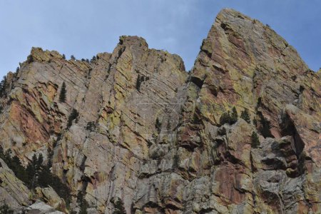 Téléchargez les photos : Belles falaises rocheuses escarpées, randonnée sur le sentier Fowler près de Boulder, Colorado, États-Unis. Une destination d'escalade populaire dans les montagnes Rocheuses. Photo de haute qualité - en image libre de droit