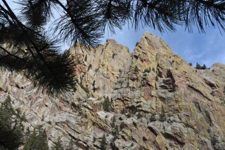 Schöne und steile Felsklippen, Wandern auf Fowler Trail bei Boulder, Colorado, USA. Ein beliebtes Kletterziel in den Rocky Mountains. Hochwertiges Foto