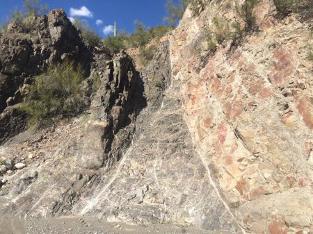 Geologie Felsen Kontaktgrenze mit großen Quarzadern in Arizona. Hochwertiges Foto