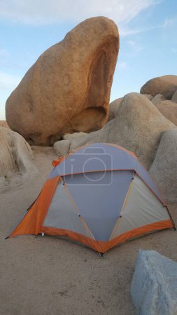 Tente Camping à Jumbo Rocks dans le parc national Joshua Tree, Californie. Photo de haute qualité