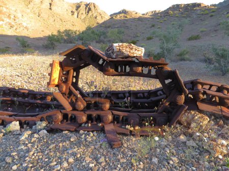 Foto de Abandonado Old Machine Treads with Rock on Top Rusting en el desierto de Arizona. Foto de alta calidad - Imagen libre de derechos