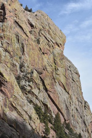 Belles falaises rocheuses escarpées, randonnée sur le sentier Fowler près de Boulder, Colorado, États-Unis. Une destination d'escalade populaire dans les montagnes Rocheuses. Photo de haute qualité