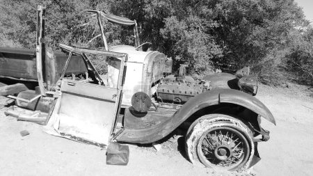 Vieille voiture rouillée noire et blanche abandonnée dans le désert de Californie. Photo de haute qualité