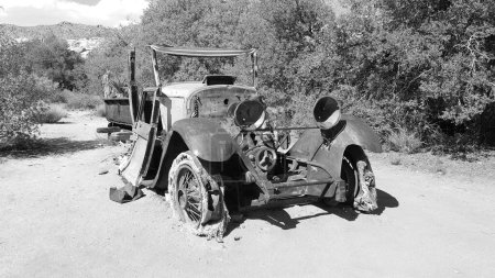 Vue de face en noir et blanc de la vieille voiture rouillée abandonnée dans le désert de Californie. Photo de haute qualité