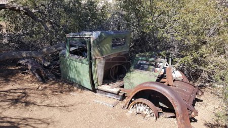 Vieille voiture abandonnée en train d'être récupérée par le désert de Californie. Photo de haute qualité