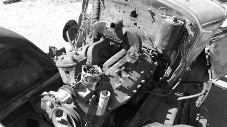 Téléchargez les photos : Compartiment moteur noir et blanc de la rouille des vieux véhicules dans le désert de Californie. Photo de haute qualité - en image libre de droit