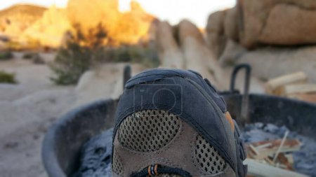 Shoe by Fire Pit au camping dans le désert de Californie. Photo de haute qualité