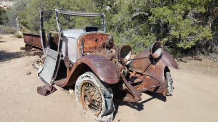 Vieille voiture rouillée abandonnée en Californie Désert