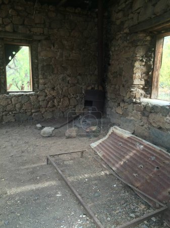 Téléchargez les photos : Ancien lit dans une cabane en pierre abandonnée dans le désert de l'Arizona. Photo de haute qualité - en image libre de droit
