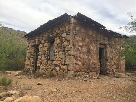 Steinarbeiter verlassen Hütte in der Wüste Arizonas Hochwertiges Foto