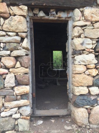 Téléchargez les photos : Portail d'une cabane en pierre abandonnée dans le désert de l'Arizona. Photo de haute qualité - en image libre de droit