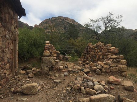 Ruinen einer verlassenen Steinhütte in der Wüste von Arizona. Hochwertiges Foto