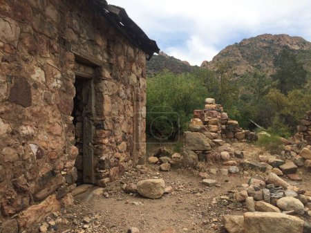 Devant une cabane en pierre abandonnée dans le désert de l'Arizona. Photo de haute qualité