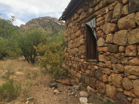 Téléchargez les photos : Une cabane en pierre abandonnée dans le désert de l'Arizona. Photo de haute qualité - en image libre de droit