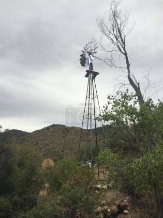 Alte Windmühle in Arizona in der Nähe von Montana Mountain am bewölkten Tag. Hochwertiges Foto