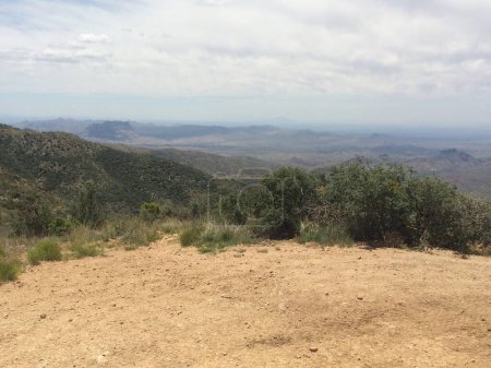 Vue d'Arizona Wilderness depuis une route de terre en haute campagne. Photo de haute qualité