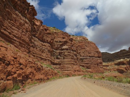Single Lane Dirt Road bei Red Rock Cliffs, Moki Dugway in Utah, Highway 261. Hochwertiges Foto