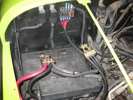 Câblage pour une batterie de voiture, travaux électriques propres sous le capot. Photo de haute qualité