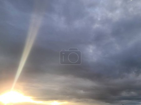 Foto de Hermoso cielo con nubes y sol - Imagen libre de derechos