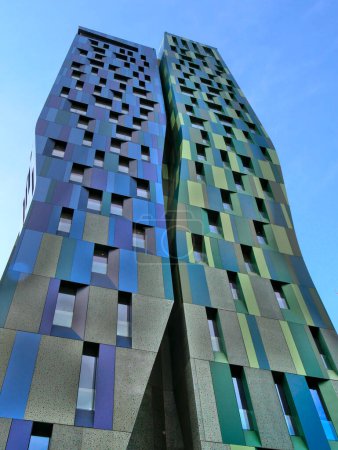 Foto de Forever green tower, edificio reciente en Tirana. - Imagen libre de derechos