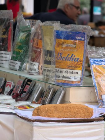 Foto de Bazar Pazari i Ri, reciente mercado al aire libre con sus productos frescos albaneses: pescado, carne, tabaco, miel, frutas, nueces.... - Imagen libre de derechos