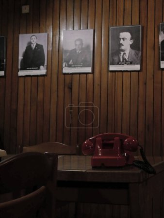 Téléchargez les photos : Intérieur Musée Bunk'Art 2 à Tirana, salle de réunion avec téléphone rouge. - en image libre de droit