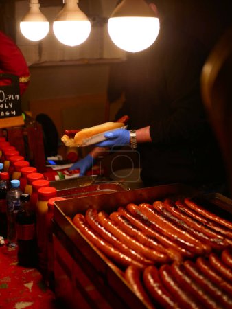 Foto de Slightly blurred sausages on a huge grill, on Krakow christmas market. - Imagen libre de derechos